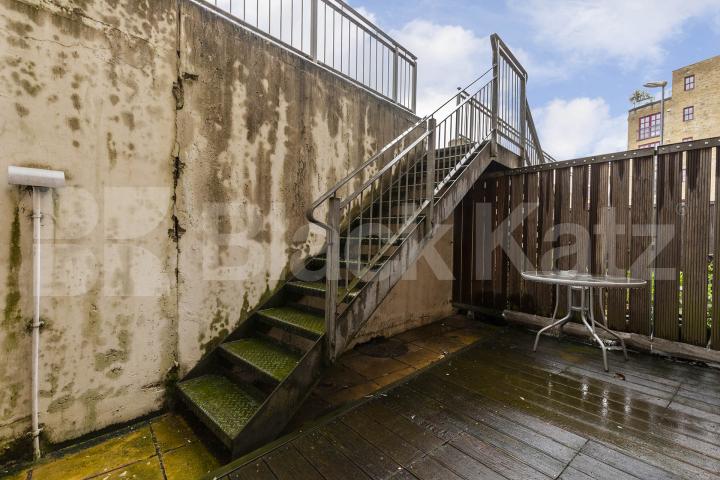 Split level modern and spacious 2 bed 2 bath in the shoreditch area  Quaker Street , Shoreditch 